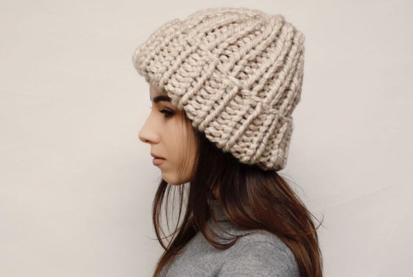 Mützen aus dickem Garn mit großen Stricknadeln. Muster und Beschreibungen, Modelle für Herbst, Winter für Damen