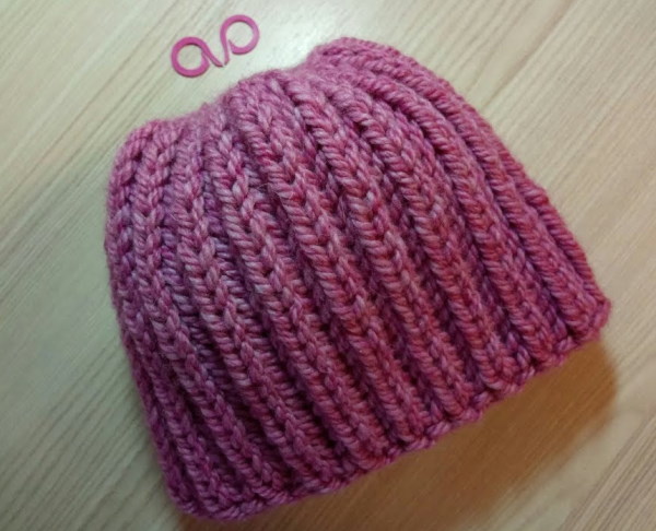 Mützen aus dickem Garn mit großen Stricknadeln. Muster und Beschreibungen, Modelle für Herbst, Winter für Damen