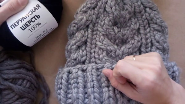 Mützen aus dickem Garn mit großen Stricknadeln. Muster und Beschreibungen, Modelle für Herbst, Winter für Damen