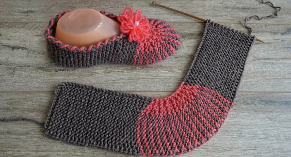 Fußabdrücke auf zwei Stricknadeln ohne Naht. Beschreibung und Diagramm