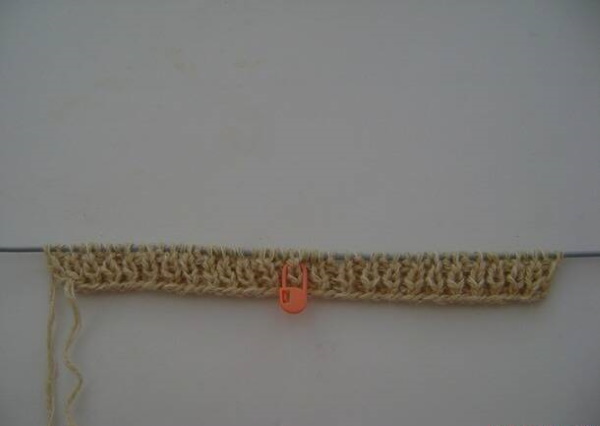 Fußabdrücke auf zwei Stricknadeln ohne Naht. Beschreibung und Diagramm
