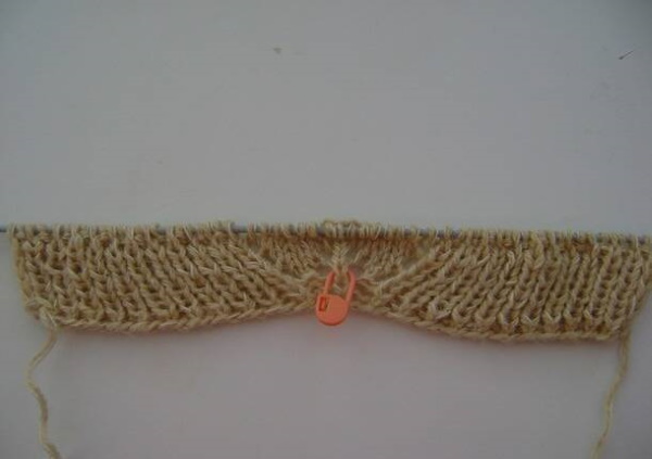 Fußabdrücke auf zwei Stricknadeln ohne Naht. Beschreibung und Diagramm