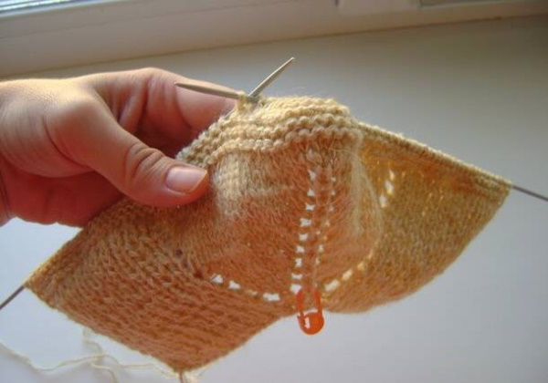 Fußabdrücke auf zwei Stricknadeln ohne Naht. Beschreibung und Diagramm