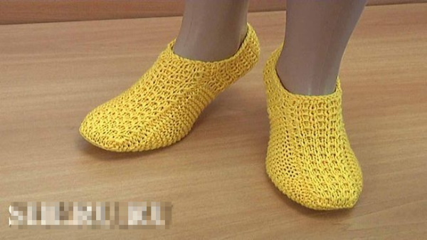 Fußabdrücke auf zwei Stricknadeln ohne Naht. Beschreibung und Diagramm