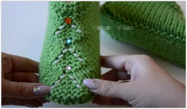 Fußabdrücke auf zwei Stricknadeln ohne Naht. Beschreibung und Diagramm
