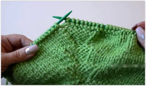 Fußabdrücke auf zwei Stricknadeln ohne Naht. Beschreibung und Diagramm