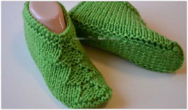 Fußabdrücke auf zwei Stricknadeln ohne Naht. Beschreibung und Diagramm