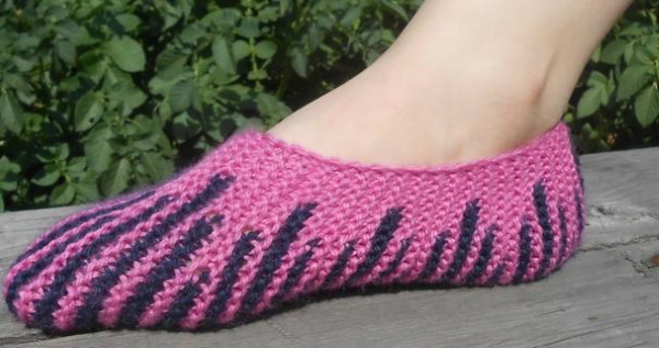 Fußabdrücke auf zwei Stricknadeln ohne Naht. Beschreibung und Diagramm