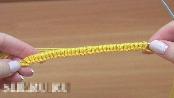 Fußabdrücke auf zwei Stricknadeln ohne Naht. Beschreibung und Diagramm