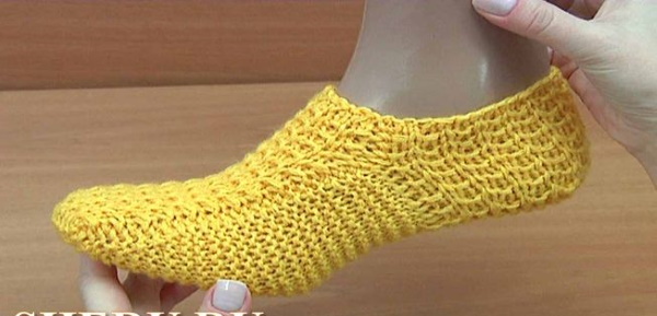 Fußabdrücke auf zwei Stricknadeln ohne Naht. Beschreibung und Diagramm