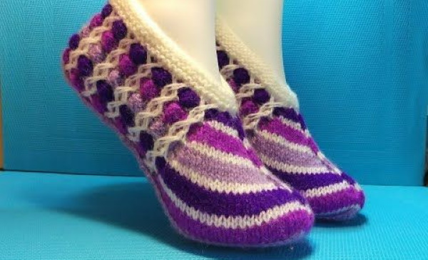 Fußabdrücke auf zwei Stricknadeln ohne Naht. Beschreibung und Diagramm