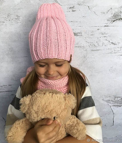 Stricken Sie eine Kürbismütze mit Stricknadeln mit einem 2 x 2, 1 x 1 Gummiband