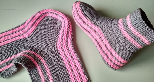 Gestrickte Hausschuhe für Anfänger Schritt für Schritt mit Beschreibung