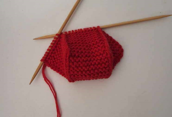 Gestrickte Hausschuhe für Anfänger Schritt für Schritt mit Beschreibung