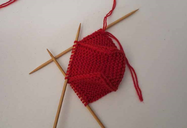 Gestrickte Hausschuhe für Anfänger Schritt für Schritt mit Beschreibung