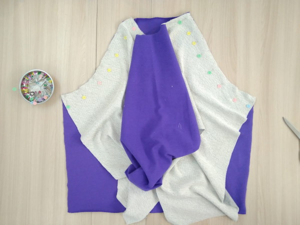 So nähen Sie einen Damen-Hoodie. Muster mit Reißverschluss, lang, isoliert