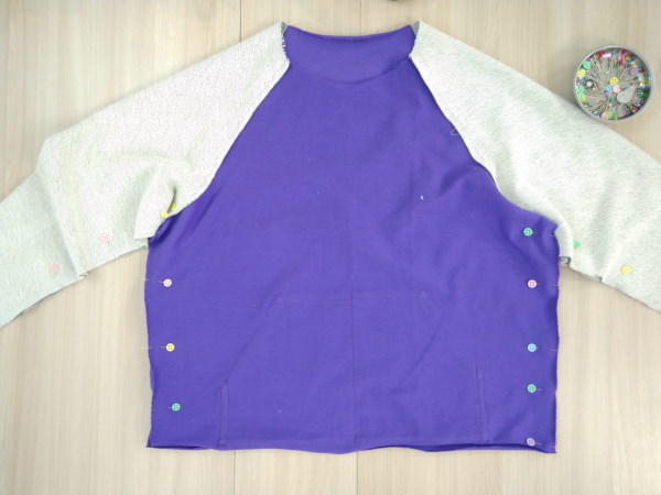So nähen Sie einen Damen-Hoodie. Muster mit Reißverschluss, lang, isoliert