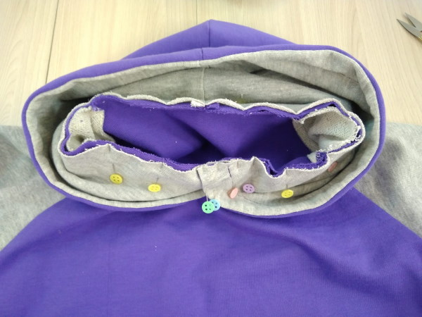 So nähen Sie einen Damen-Hoodie. Muster mit Reißverschluss, lang, isoliert