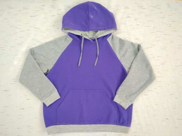 So nähen Sie einen Damen-Hoodie. Muster mit Reißverschluss, lang, isoliert