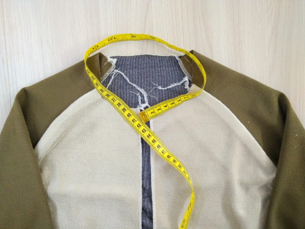 So nähen Sie einen Damen-Hoodie. Muster mit Reißverschluss, lang, isoliert