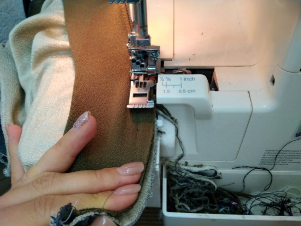 So nähen Sie einen Damen-Hoodie. Muster mit Reißverschluss, lang, isoliert