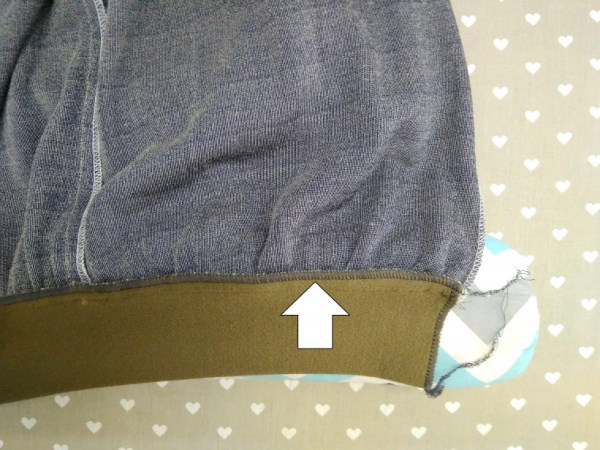 So nähen Sie einen Damen-Hoodie. Muster mit Reißverschluss, lang, isoliert
