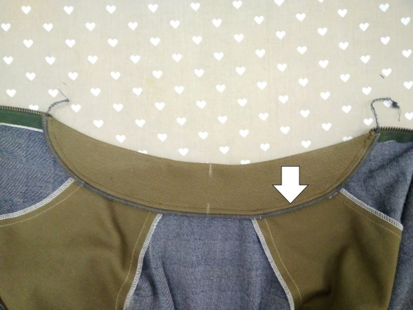 So nähen Sie einen Damen-Hoodie. Muster mit Reißverschluss, lang, isoliert