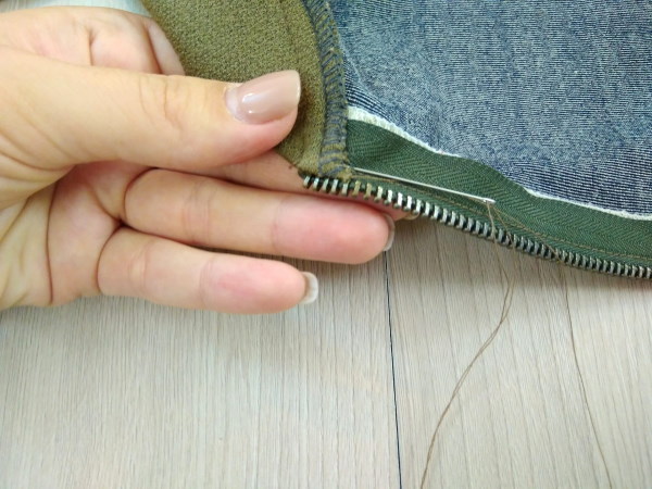 So nähen Sie einen Damen-Hoodie. Muster mit Reißverschluss, lang, isoliert