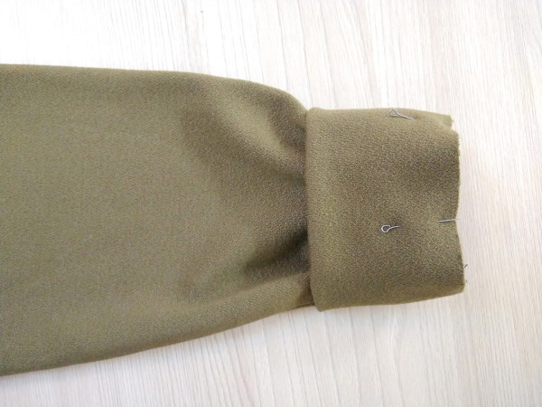 So nähen Sie einen Damen-Hoodie. Muster mit Reißverschluss, lang, isoliert