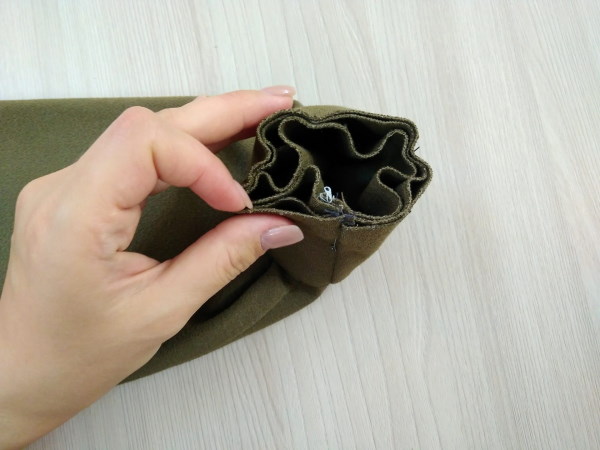 So nähen Sie einen Damen-Hoodie. Muster mit Reißverschluss, lang, isoliert