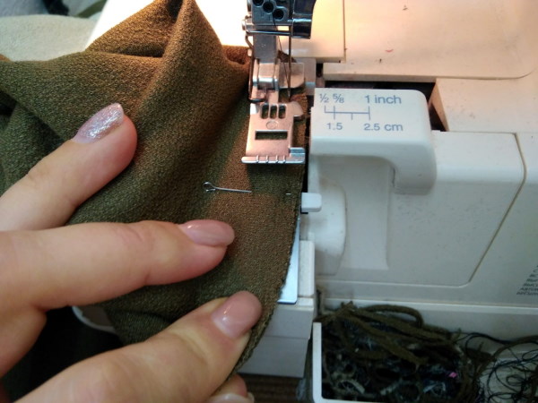 So nähen Sie einen Damen-Hoodie. Muster mit Reißverschluss, lang, isoliert