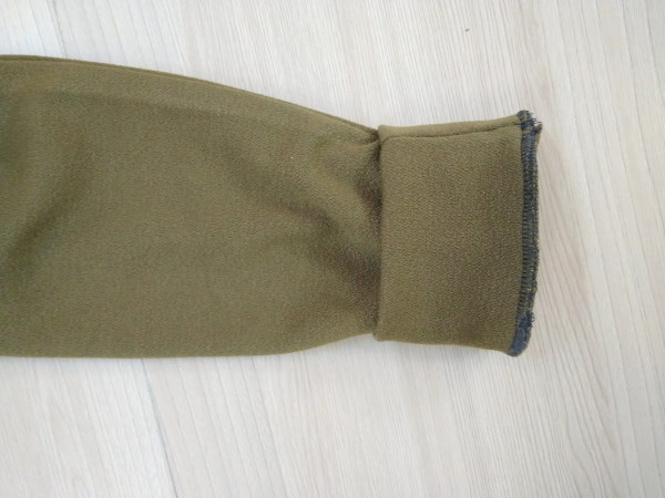 So nähen Sie einen Damen-Hoodie. Muster mit Reißverschluss, lang, isoliert