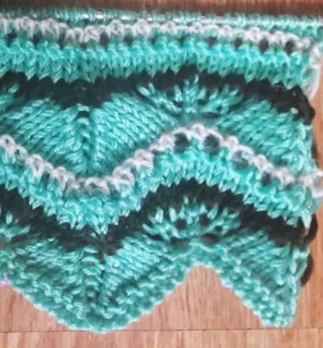 Stricknadeln mit Zickzackmuster. Schema und Beschreibung der horizontalen, vertikalen, durchbrochenen Streifen