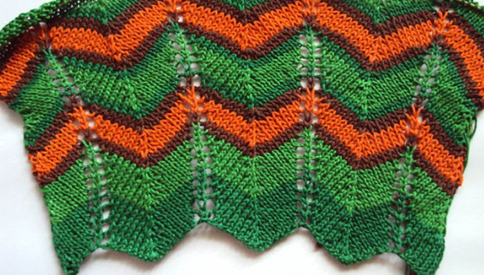 Stricknadeln mit Zickzackmuster. Schema und Beschreibung der horizontalen, vertikalen, durchbrochenen Streifen