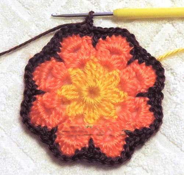 Afrikanische Blumenhäkelarbeit. Schema mit Beschreibung des Spielzeugs, in einem Quadrat, Sechseck