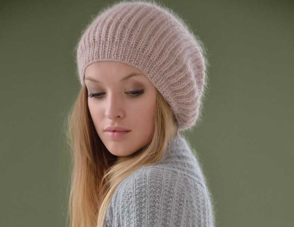 Baskenmütze aus Mohair mit Stricknadeln für Damen. Schema und Beschreibung