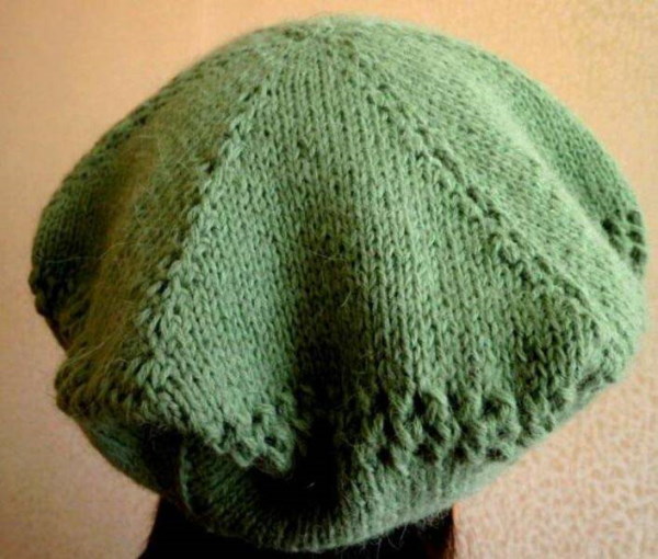 Baskenmütze aus Mohair mit Stricknadeln für Damen. Schema und Beschreibung