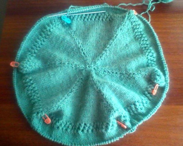 Baskenmütze aus Mohair mit Stricknadeln für Damen. Schema und Beschreibung