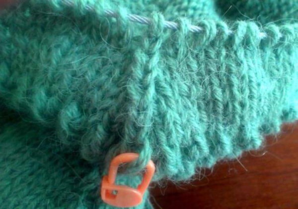 Baskenmütze aus Mohair mit Stricknadeln für Damen. Schema und Beschreibung