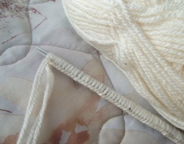 So stricken Sie eine Damenbaskenmütze mit Stricknadeln. Schemata mit Beschreibung Sommer, Winter