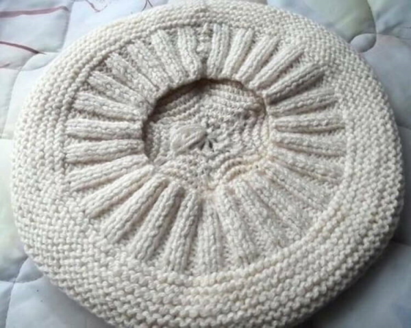 So stricken Sie eine Damenbaskenmütze mit Stricknadeln. Schemata mit Beschreibung Sommer, Winter