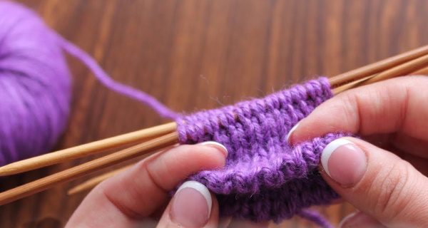 Doppelt elastisches Stricken. Strickmuster im Kreis für Anfänger