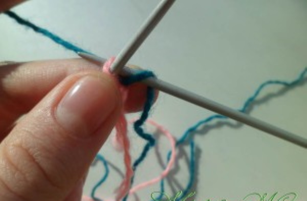 Doppelt elastisches Stricken. Strickmuster im Kreis für Anfänger