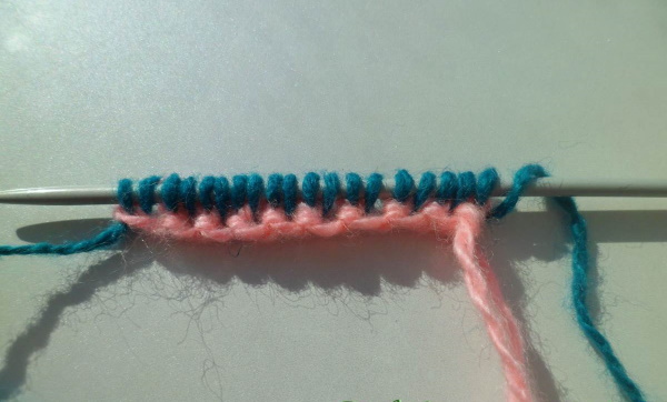 Doppelt elastisches Stricken. Strickmuster im Kreis für Anfänger