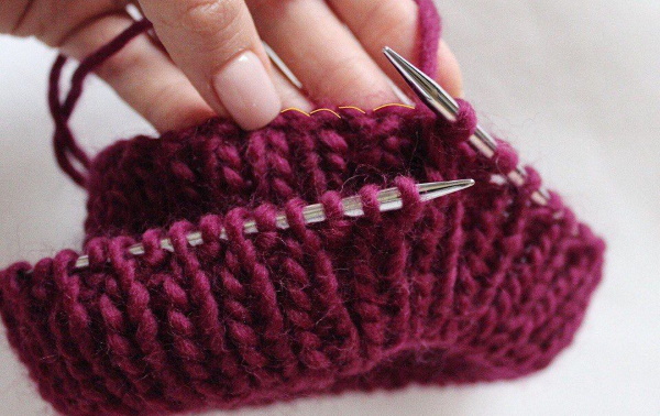 Doppelt elastisches Stricken. Strickmuster im Kreis für Anfänger