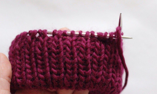Doppelt elastisches Stricken. Strickmuster im Kreis für Anfänger