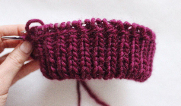 Doppelt elastisches Stricken. Strickmuster im Kreis für Anfänger