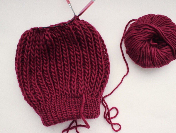 Doppelt elastisches Stricken. Strickmuster im Kreis für Anfänger