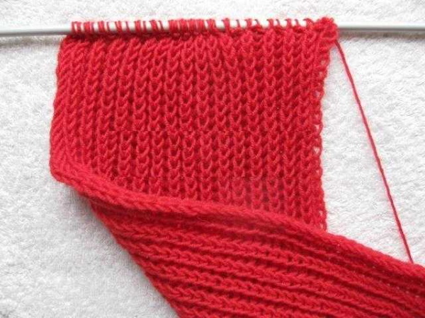 Doppelt elastisches Stricken. Strickmuster im Kreis für Anfänger