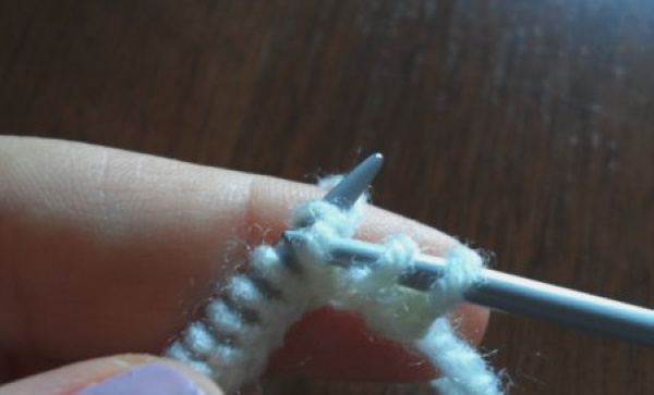 Doppelt elastisches Stricken. Strickmuster im Kreis für Anfänger